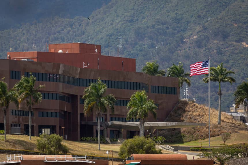 Fotografía de archivo fechada el 14 de marzo de 2026 de la fachada de la sede de la Embajada de Estados Unidos en Caracas, Venezuela. (EFE/ Miguel Gutiérrez)