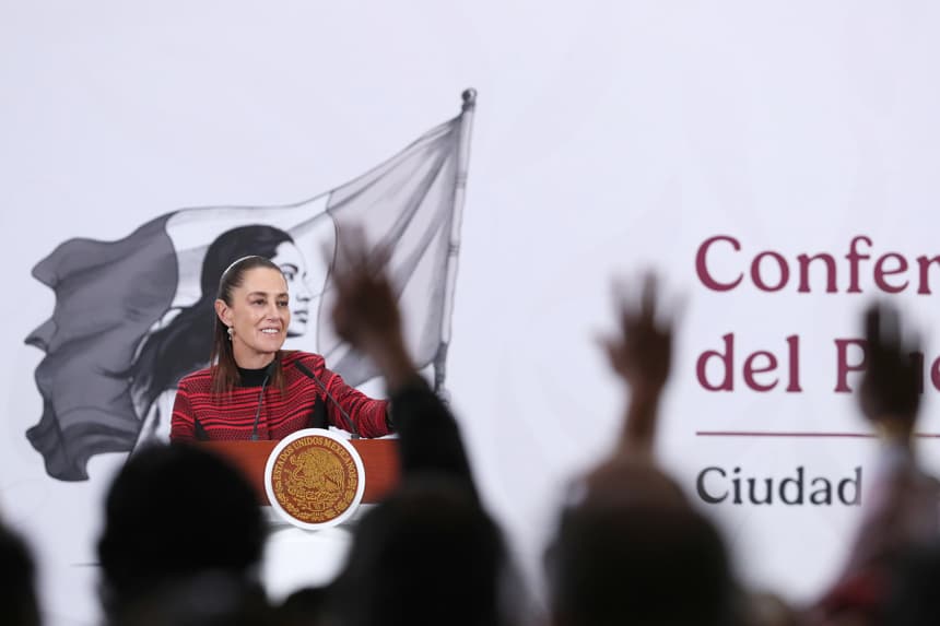 La presidenta de México, Claudia Sheinbaum, habla durante una rueda de prensa este lunes en Palacio Nacional de la Ciudad de México (EFE//Mario Guzmán)