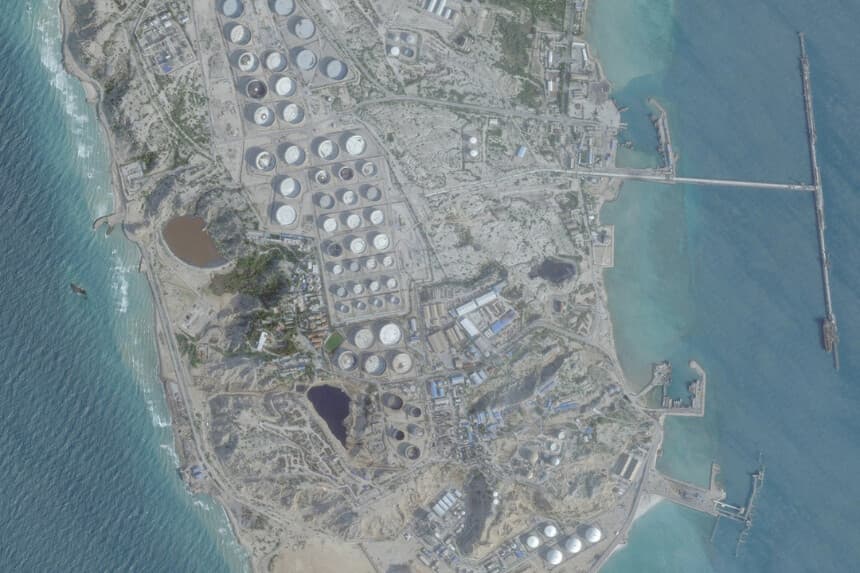 Una imagen de satélite muestra una terminal petrolera en la isla de Kharg, Irán, el 25 de febrero de 2026. (2026 Planet Labs PBC/Imagen facilitada por Reuters).
