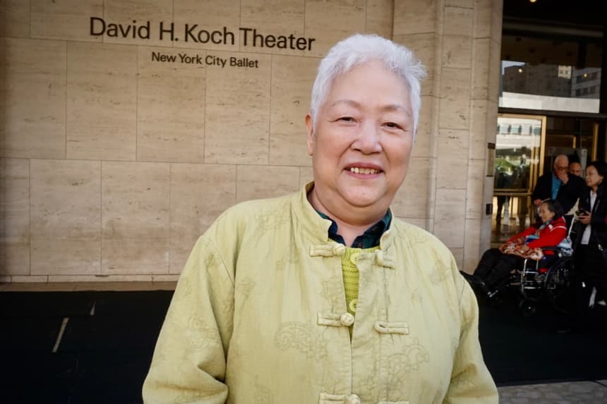 Chen Liqun, una reconocida activista democrática china, disfrutó de Shen Yun por segunda vez en el Teatro David H. Koch del Lincoln Center en la ciudad de Nueva York, el 26 de marzo de 2026. (WeiyongZhu/The Epoch Times)