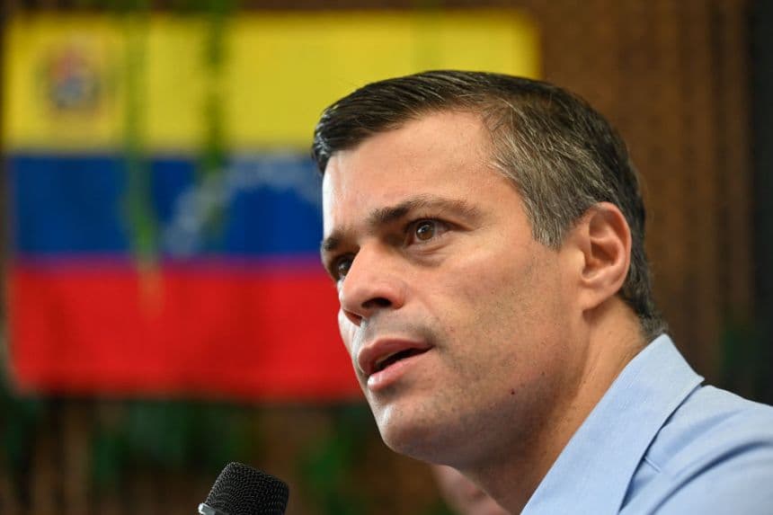 El líder de la oposición venezolana, Leopoldo López, pronuncia un discurso en un acto con ciudadanos venezolanos sobre la situación política de Venezuela ante las elecciones de noviembre, en la ciudad de Guatemala, el 14 de octubre de 2021. (JOHAN ORDONEZ/AFP vía Getty Images)