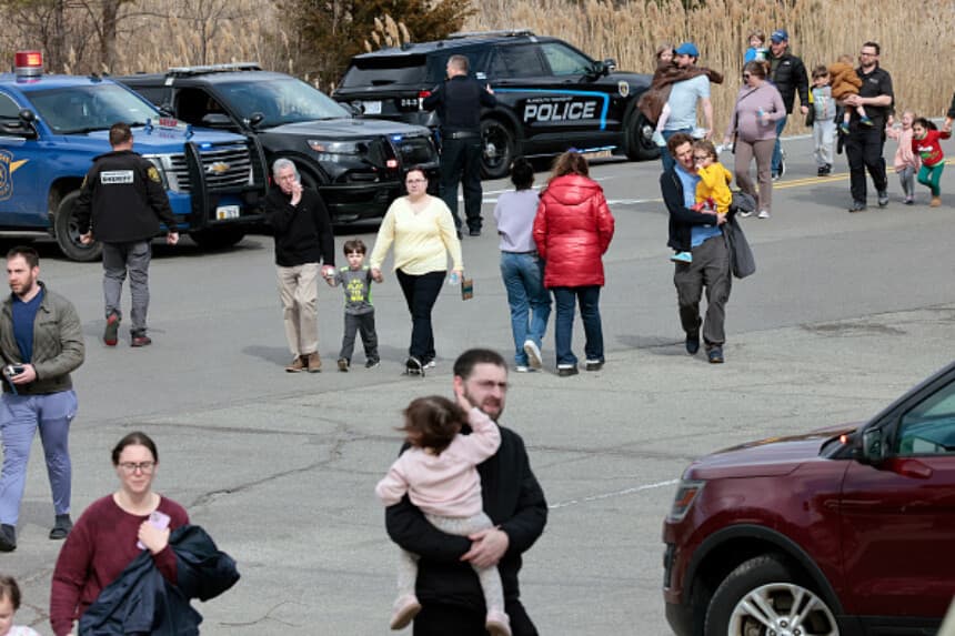 Las familias se marchan tras reunirse frente a la sinagoga Temple Israel después de que un agresor embistiera con su camioneta el edificio en West Bloomfield, Míchigan, un suburbio de Detroit, el 12 de marzo de 2026. (JEFF KOWALSKY / AFP vía Getty Images).