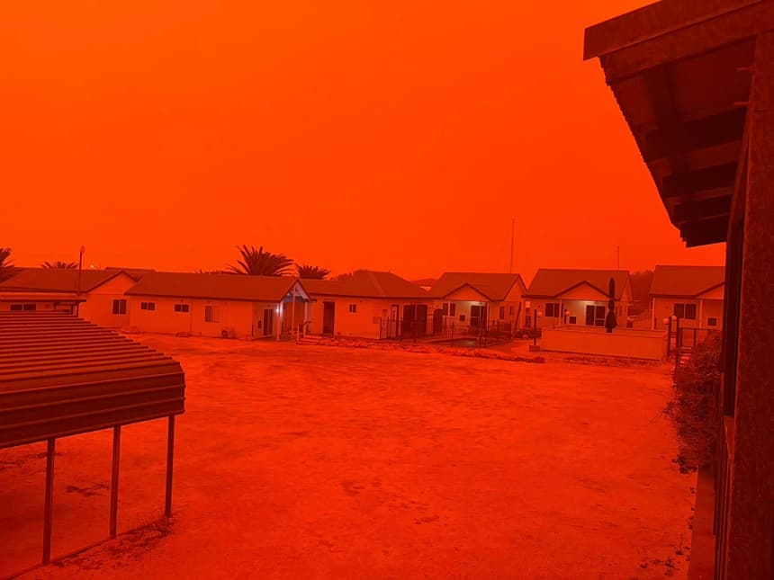 La llegada del ciclón tropical Narelle a la costa occidental de Australia dejó imágenes inusuales en la región de Shark Bay, donde el cielo adquirió un intenso tono rojizo debido a una tormenta de polvo impulsada por el propio sistema meteorológico, según expertos y testigos en la zona. (EFE/Oceanside Village Shark Bay Wa)
