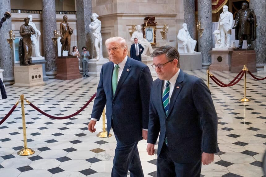 El presidente Donald Trump y el presidente de la Cámara de Representantes, Mike Johnson, caminan por el edificio del Capitolio de Estados Unidos en Washington el 17 de marzo de 2026. (Madalina Kilroy/The Epoch Times).