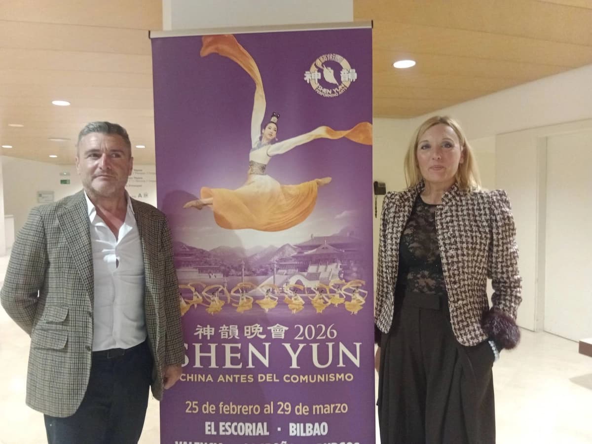 Arantxa Ubide y su esposo, José Luis de la Blanca, asisten a Shen Yun Performing Arts en Murcia, España, el 28 de marzo de 2026. (Maya Marinova/La Gran Época)