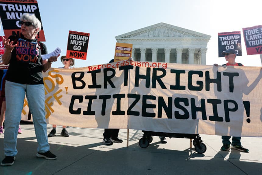 Manifestantes se concentran en apoyo a la ciudadanía por nacimiento frente a la Corte Suprema de Estados Unidos mientras el presidente Donald Trump asiste a las vistas orales en Washington D. C. el 1 de abril de 2026. El presidente Donald Trump observa en persona cómo la Corte Suprema examina un caso histórico en el que se evalúa la constitucionalidad de su polémica iniciativa para poner fin a la ciudadanía por nacimiento. (Kent Nishimura / AFP vía Getty Images).