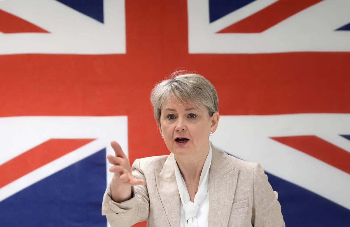 La ministra de Asuntos Exteriores británica, Yvette Cooper, habla con el personal de la embajada británica durante una visita a Riad, en Arabia Saudí, el 12 de marzo de 2026. Stefan Rousseau/PA
