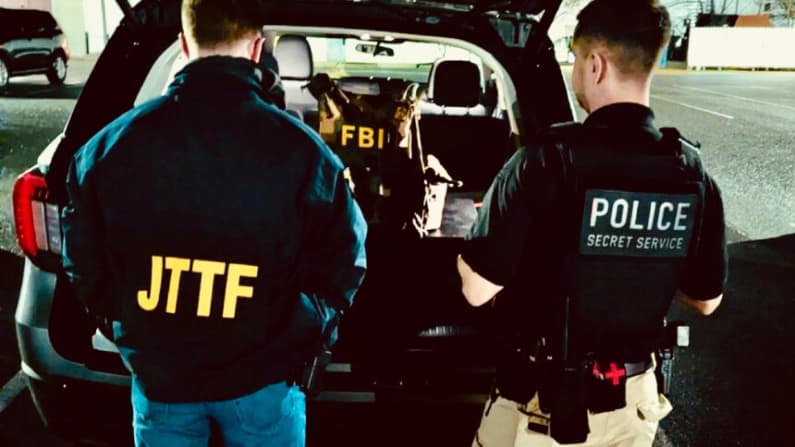 Detienen a un hombre en Massachusetts armado con una espada por amenazar con matar a Trump, según el FBI