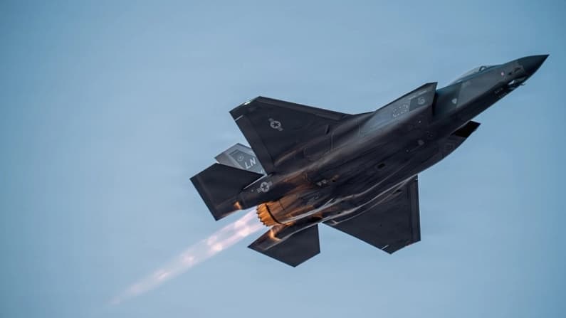 Rescatan a un miembro de la tripulación de avión estadounidense derribado sobre Irán