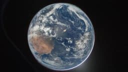 Astronautas de Artemis II rumbo a la Luna captan la brillante belleza de la Tierra