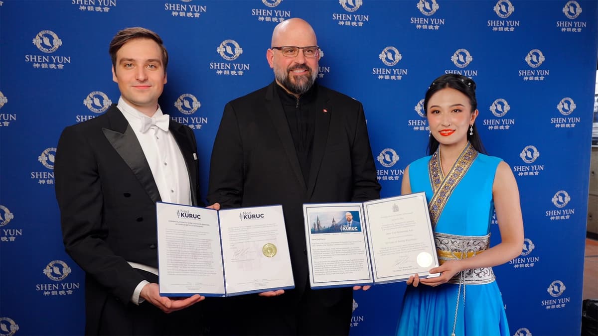 El diputado conservador Ned Kuruc entrega una proclamación a los presentadores de Shen Yun en el FirstOntario Concert Hall de Hamilton, Ontario, el 12 de marzo de 2026. NTD