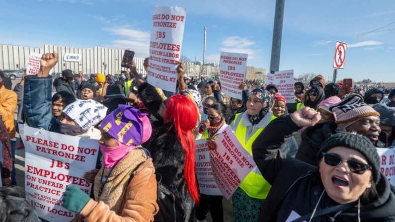 Trabajadores volverán al trabajo tras el fin de huelga en importante planta cárnica de EE. UU.