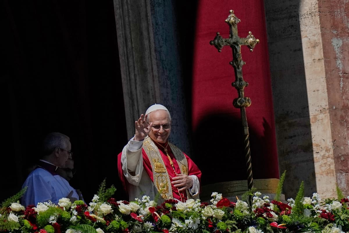 El Papa León XIV se dirige a los fieles tras impartir una bendición desde la logia central de la Basílica de San Pedro al finalizar la Misa de Pascua en la Plaza de San Pedro, en el Vaticano, el 5 de abril de 2026. (Alessandra Tarantino/AP)