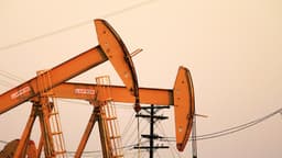 Petróleo rebasa los 111 dólares ante ultimátum de Trump a Irán por Ormuz