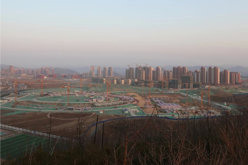 Una escuela y edificios residenciales en construcción en la Nueva Zona de Yanan, provincia de Shaanxi, China, el 3 de enero de 2019. (Yawen Chen/Reuters)