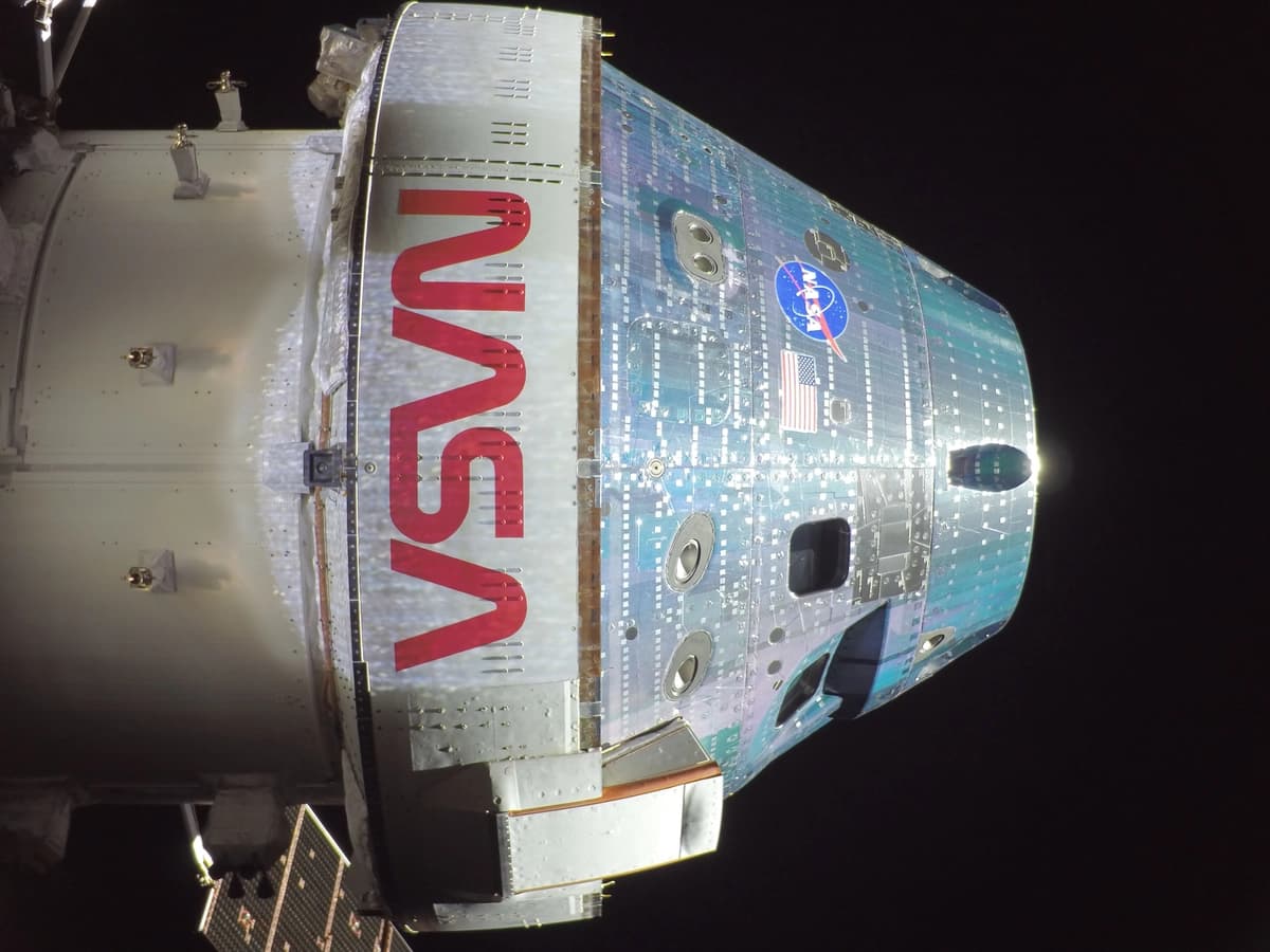 Orión tomó esta "selfie" de alta resolución en el espacio con una cámara instalada en uno de sus paneles solares durante una inspección externa rutinaria de la nave espacial, en el segundo día de la misión Artemis II. La imagen fue transmitida por el sistema de comunicaciones ópticas de Orión Artemis II. (Cortesía de la NASA)