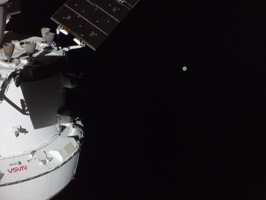 Esta fotografía muestra la nave espacial Orión con la Luna a lo lejos, captada por una cámara ubicada en la punta de uno de sus paneles solares durante el segundo día de vuelo de la misión. (Cortesía de la NASA)