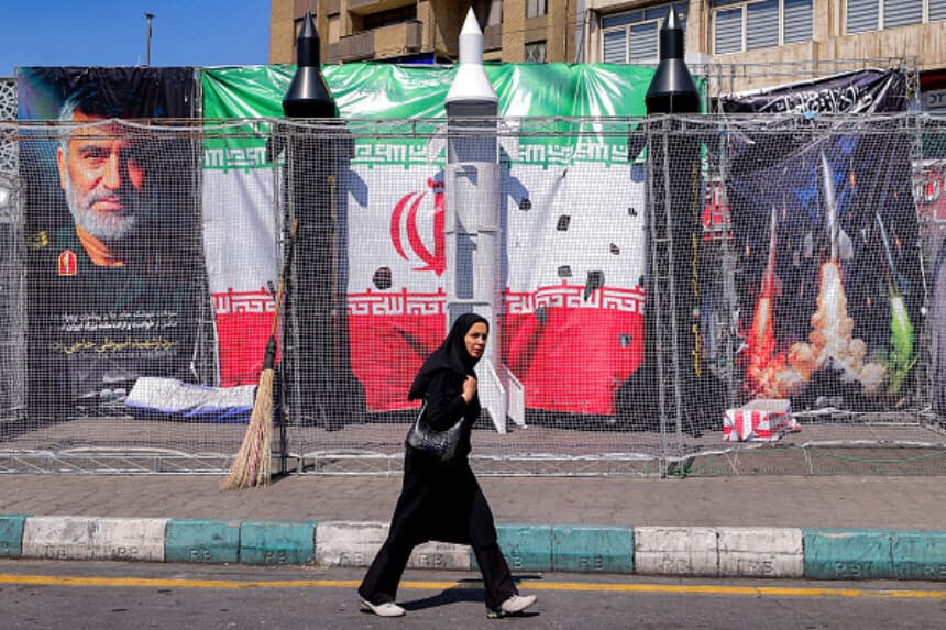 Una mujer pasa junto a maquetas de misiles iraníes en la plaza Valiasr de Teherán el 6 de abril de 2026. Los ataques israelíes acabaron con la vida del jefe de inteligencia de la Guardia Revolucionaria de Irán, mientras que la República Islámica, el 6 de abril, desafió las amenazas del presidente de EE. UU. de devastar la infraestructura civil si no reabría el estrecho de Ormuz. (ATTA KENARE / AFP vía Getty Images).