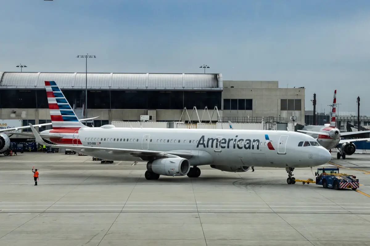 Un avión de American Airlines se dirige a la pista del Aeropuerto Internacional de Los Ángeles el 6 de abril de 2026. (John Fredricks/The Epoch Times)