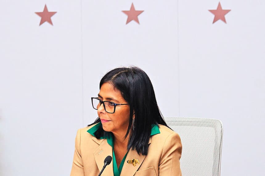 La presidenta interina de Venezuela, Delcy Rodríguez, se reúne con la delegación del Gobierno colombiano en el Palacio Presidencial de Miraflores, en Caracas, el 13 de marzo de 2026. (Foto de Juan BARRETO / AFP vía Getty Images)