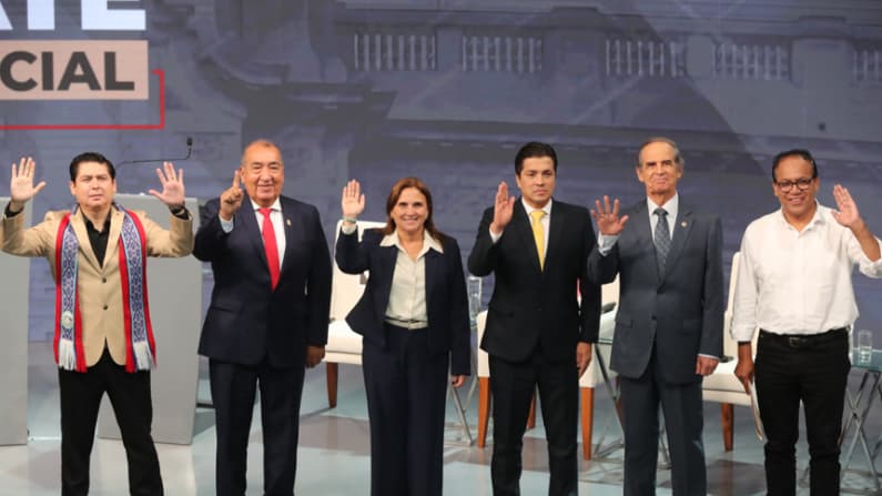Perú perfila 35 aspirantes: De exfutbolista a médico prófugo