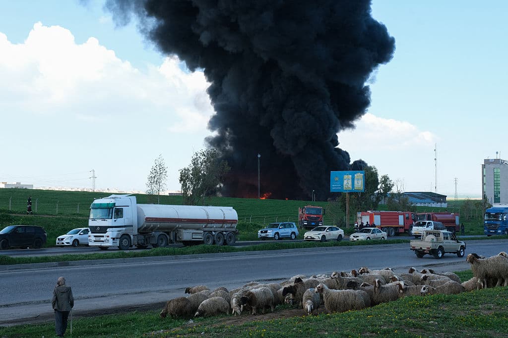 Humo desde un almacén de petróleo en las afueras de Erbil, capital de la región del Kurdistán iraquí, tras un presunto ataque con drones, el 1 de abril de 2026. (Gailan Haji/Middle East Images/AFP vía Getty Images)