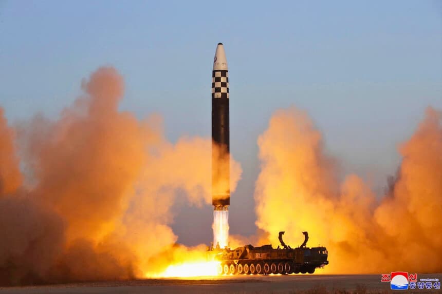 Lo que el régimen norcoreano describió como un misil balístico intercontinental durante un simulacro de lanzamiento en el aeropuerto internacional de Sunan, en Pyongyang, Corea del Norte, el 16 de marzo de 2023. (Agencia Central de Noticias de Corea/Korea News Service a través de AP).