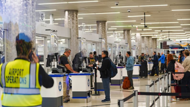 Delta y Southwest suben tarifas de equipaje por alza del combustible