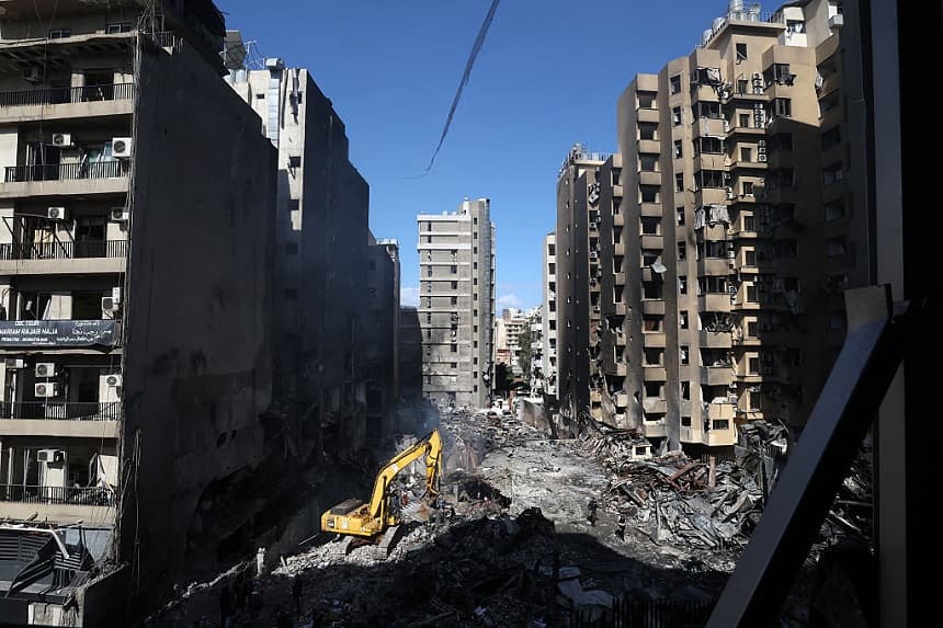 Los equipos de primera respuesta libaneses utilizan una excavadora para buscar entre los escombros en el lugar donde se produjo un ataque aéreo israelí que tuvo como objetivo un edificio el día anterior en el barrio de Corniche al-Mazraa, en Beirut, el 9 de abril de 2026. (Ibrahim AMRO / AFP vía Getty Images)