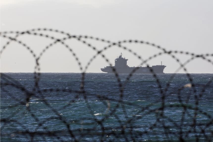 Un barco iraní zarpa en False Bay, cerca de la base naval de Simon's Town, el último día de los países BRICS Plus, que incluyen a China, Rusia e Irán, para realizar ejercicios navales conjuntos en aguas de Sudáfrica, en Ciudad del Cabo, Sudáfrica, el 16 de enero de 2026. (ESA Alejandro/Reuters)