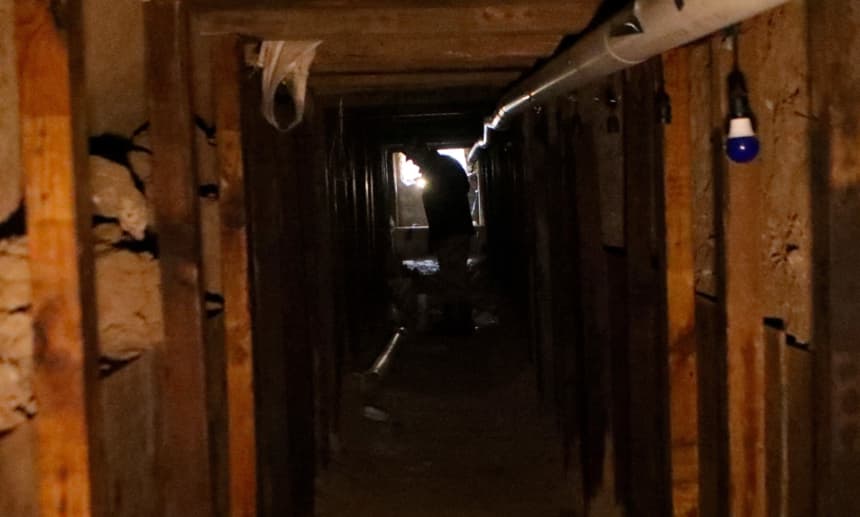 Un agente de la Guardia Nacional inspecciona un túnel ilegal con destino a El Paso, EE. UU., en la frontera entre México y Estados Unidos en Ciudad Juárez, México, el 18 de enero de 2025.(HERIKA MARTINEZ/AFP via Getty Images)