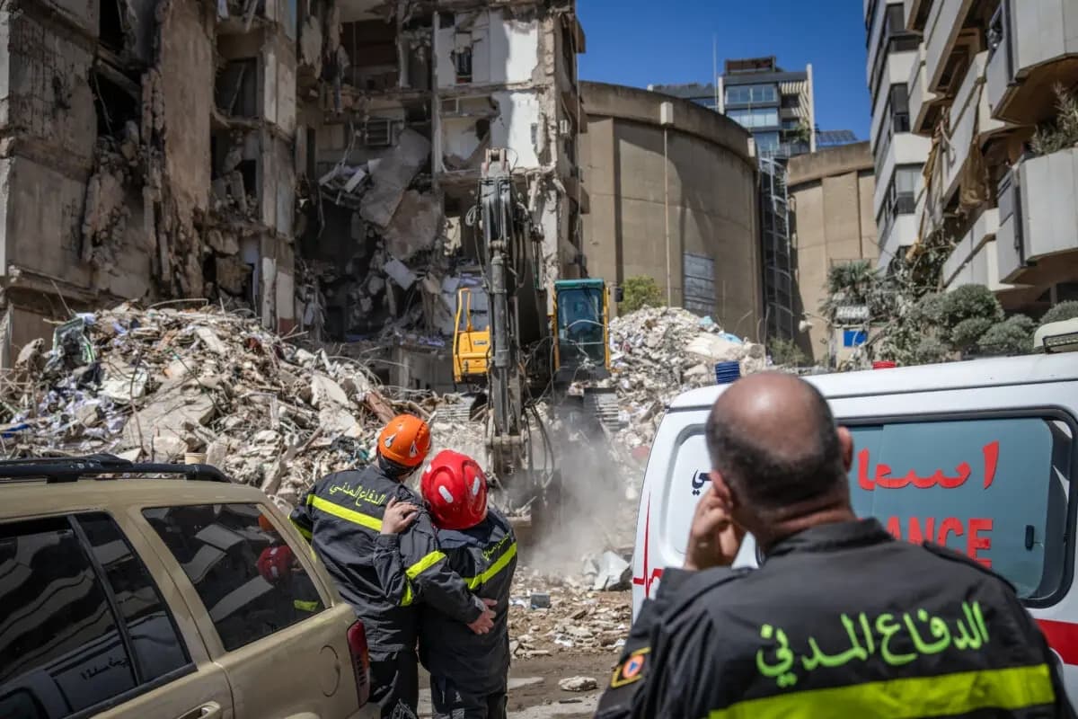 Una excavadora retira los escombros de un edificio destruido el 8 de abril en un ataque aéreo israelí el 9 de abril de 2026 en Beirut, Líbano. (Chris McGrath/Getty Images)