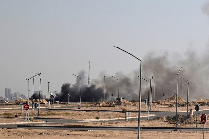 El humo se eleva tras un supuesto ataque iraní en la zona donde se encuentra la embajada de Estados Unidos en la ciudad de Kuwait, el 2 de marzo de 2026. (AFP vía Getty Images)