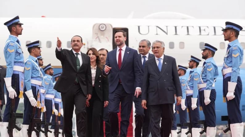 Delegaciones de EE. UU. e Irán llegan a Pakistán para mantener conversaciones en medio de una frágil tregua