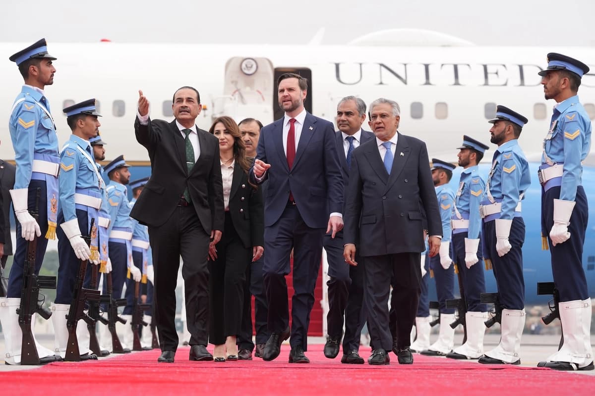 El vicepresidente de EE. UU., JD Vance, en el centro, camina junto al jefe del Ejército de Pakistán, el mariscal de campo Asim Munir, a la izquierda, y el ministro de Asuntos Exteriores, Ishaq Dar, a su llegada a Islamabad, Pakistán, el 11 de abril de 2026. (Jacquelyn Martin, Pool /Foto de AP)