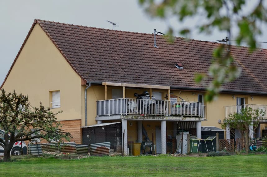Edificio donde un niño de 9 años fue rescatado esta semana tras haber vivido encerrado en la furgoneta de su padre desde 2024, en Hagenbach, al este de Francia, el 11 de abril de 2026. (Foto AP)