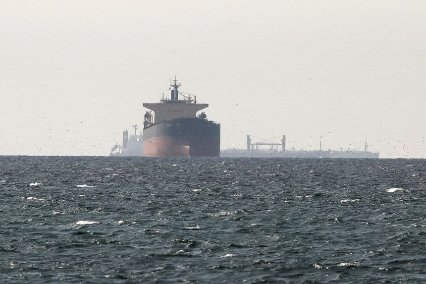 Buques cisterna navegan en el Golfo Pérsico, cerca del Estrecho de Ormuz, vistos desde el norte de Ras al-Khaimah, cerca de la frontera con la región de Musandam de Omán, en medio del conflicto entre Estados Unidos e Israel con Irán, en los Emiratos Árabes Unidos, el 11 de marzo de 2026. (Reuters)