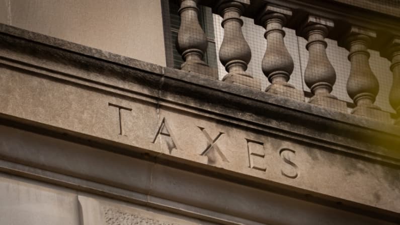 El Tesoro y el IRS proponen normas para impuesto del 1 % sobre algunas remesas enviadas al extranjero