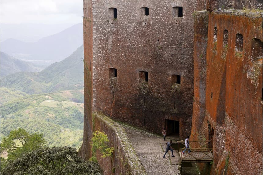 La gente visita la Ciudadela Laferriere, una fortaleza de principios del siglo XIX comúnmente conocida como La Ciudadela en Milot, Haití, el 26 de abril de 2024. (Ricardo Arduengo/Reuters)