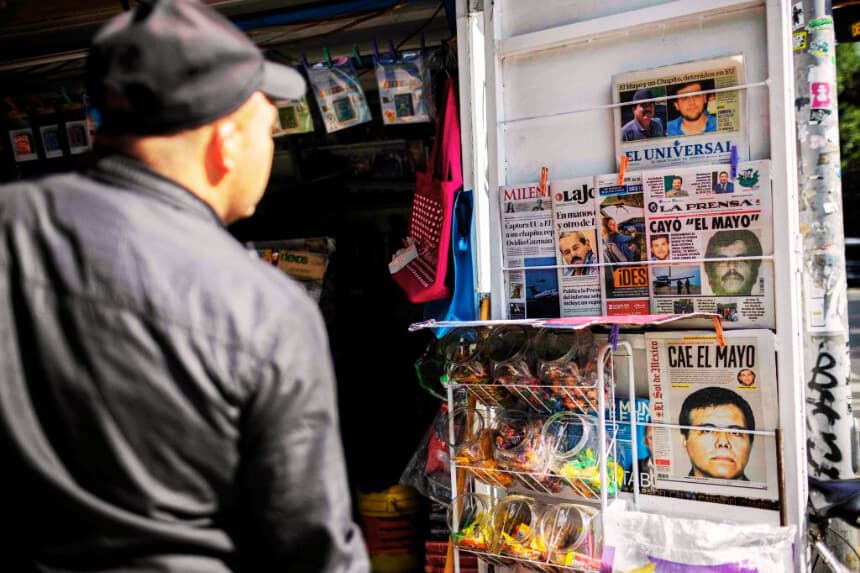 Imagen de las portadas de los periódicos mexicanos que recogen la noticia de la captura de Ismael "El Mayo" Zambada, en la Ciudad de México,Portadas de periódicos mexicanos con la noticia de la captura de Ismael "el Mayo" Zambada, en Ciudad de México, el 26 de julio de 2024. Las autoridades mexicanas afirmaron que no participaron en la detención de Zambada y de un hijo de Joaquín "el Chapo" Guzmán, realizada un día antes en Texas por autoridades estadounidenses (Foto de Rodrigo Oropeza / AFP vía Getty Images).