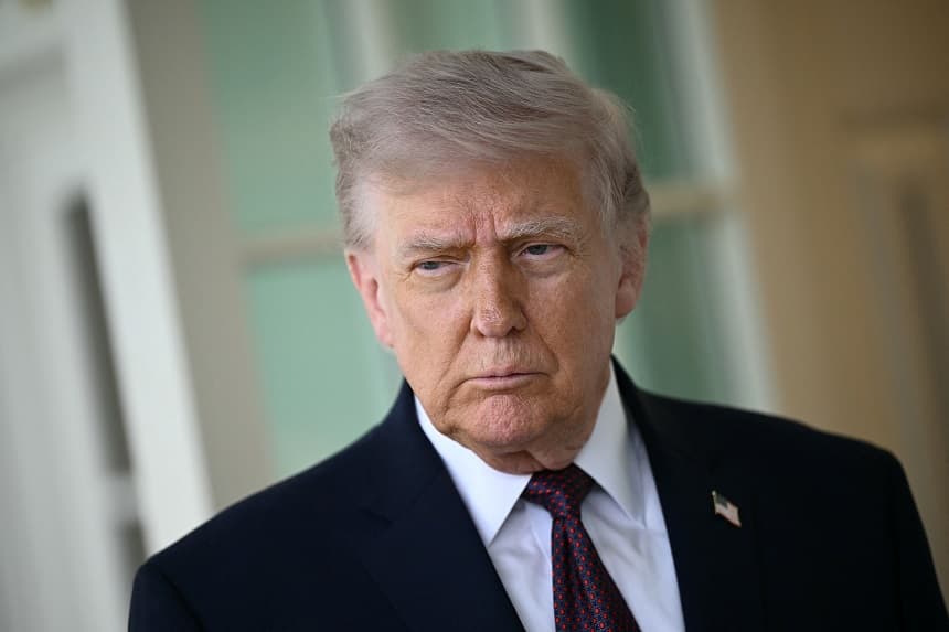 El presidente de Estados Unidos, Donald Trump, habla con la prensa frente al Despacho Oval de la Casa Blanca, en Washington, D.C., el 13 de abril de 2026. (Brendan SMIALOWSKI / AFP vía Getty Images)
