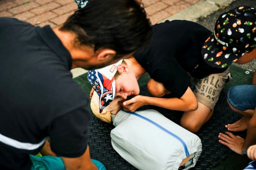Niños aprenden a realizar reanimación cardiopulmonar (RCP) en una escuela. (Natalia Marcelewicz/ Unsplash)