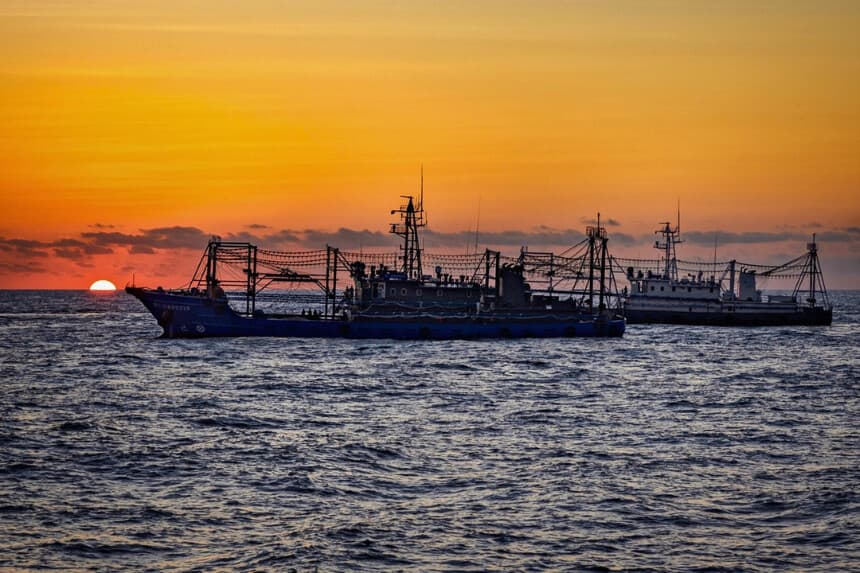 Se observan buques de la milicia china mientras buques filipinos llevan a cabo una misión de reabastecimiento a las tropas estacionadas en el Segundo Banco de Thomas, en el mar de la China Meridional, el 5 de marzo de 2024. (Ezra Acayan/Getty Images).