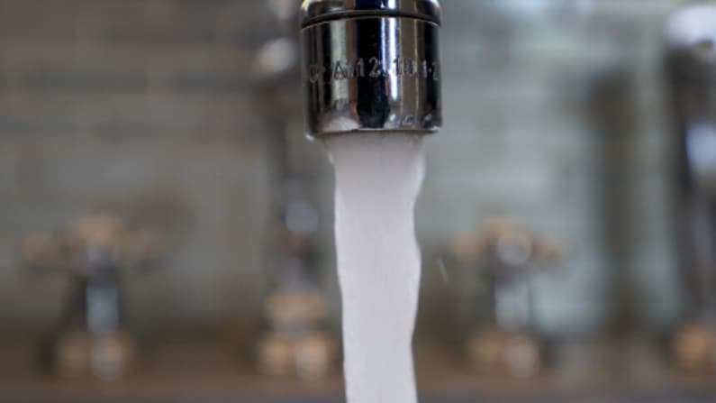 Guerra en Irán provoca escasez de flúor en el suministro de agua en EE. UU.