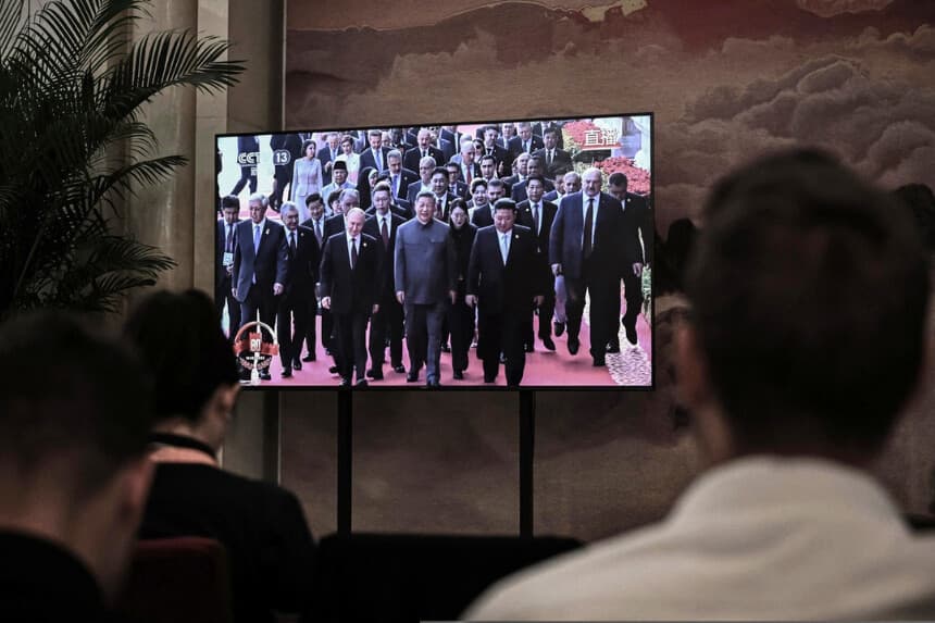 Las imágenes difundidas desde el Gran Salón del Pueblo muestran al líder chino Xi Jinping (C), al líder norcoreano Kim Jong Un (en el centro a la derecha) y al presidente ruso Vladimir Putin (en el centro a la izquierda), junto con otros líderes, llegando a la plaza de Tiananmen para asistir a un desfile militar en Beijing el 3 de septiembre de 2025. (Jade Gao/AFP vía Getty Images).