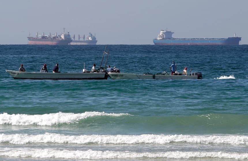 Pescadores trabajan frente a petroleros al sur del estrecho de Ormuz el 19 de enero de 2012. (Kamran Jebreili/AP Photo)