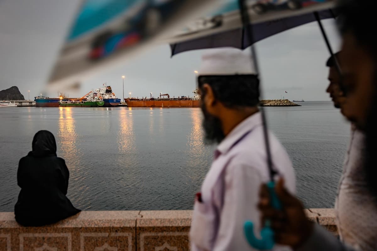 Un granelero permanece fondeado mientras las familias se reúnen el último día del Eid en el puerto de Sultán Qaboos, en Mascate (Omán), el 23 de marzo de 2026. (Elke Scholiers/Getty Images)