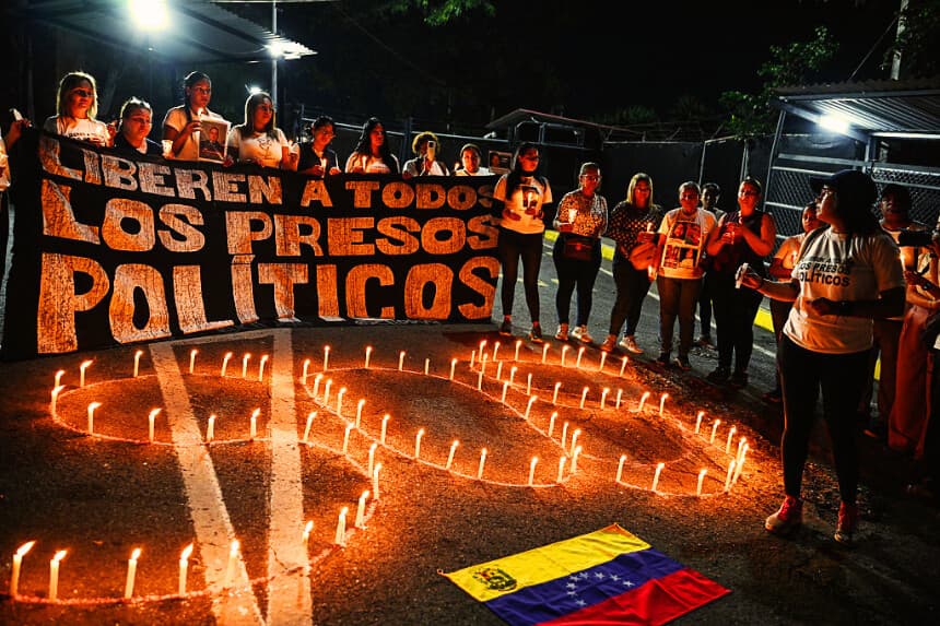 El 9 de abril de 2026, varias personas realizan una vigilia frente a la prisión El Rodeo I, en Guatire, estado de Miranda, Venezuela, para exigir la liberación de los presos políticos venezolanos. (Maryorin Méndez / AFP vía Getty Images)