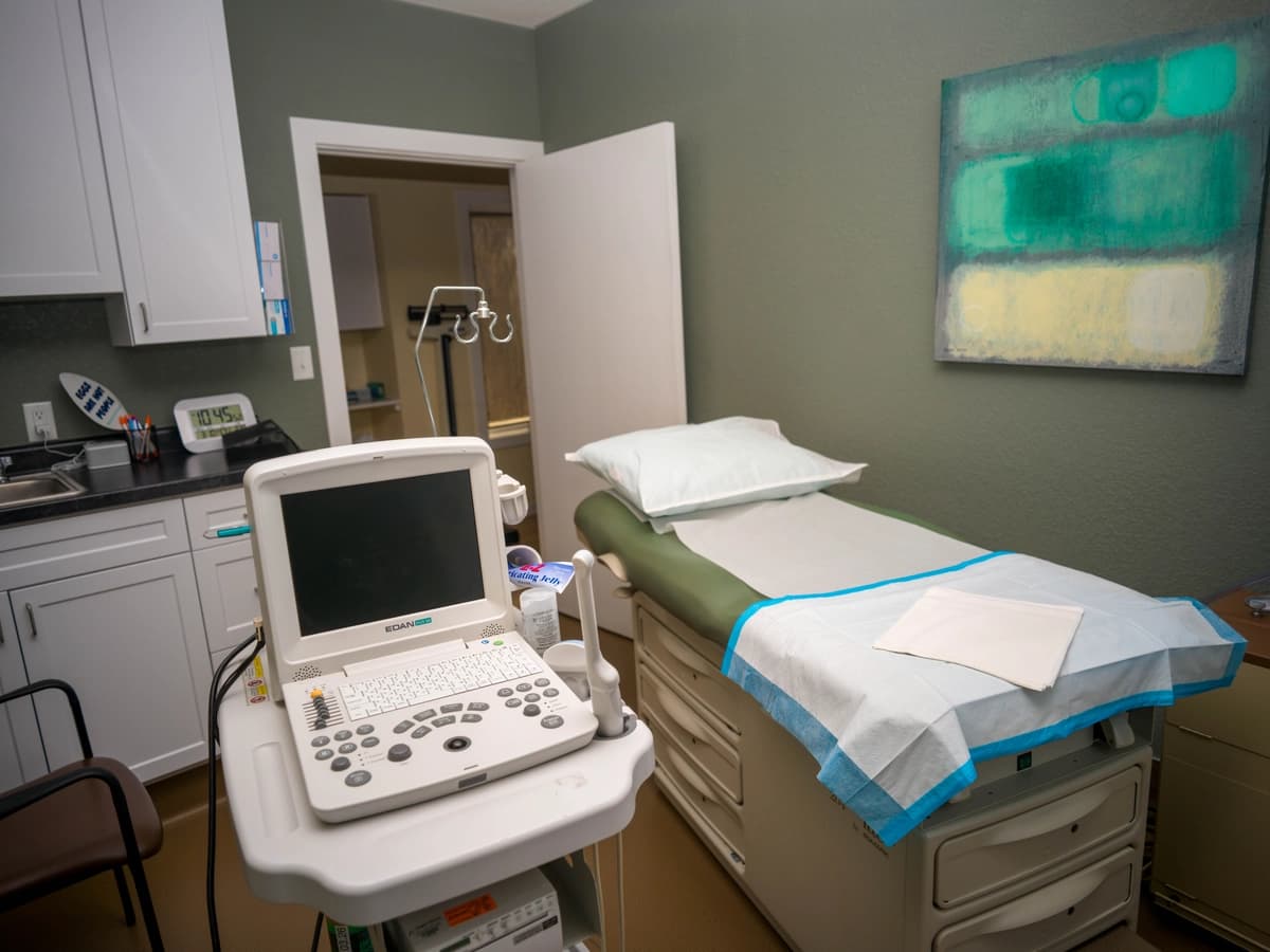 Una sala de exploración está vacía en la última clínica abortiva de Wyoming, el Wellspring Center de Casper, el 10 de marzo de 2025. (Natalie Behring/Getty Images)