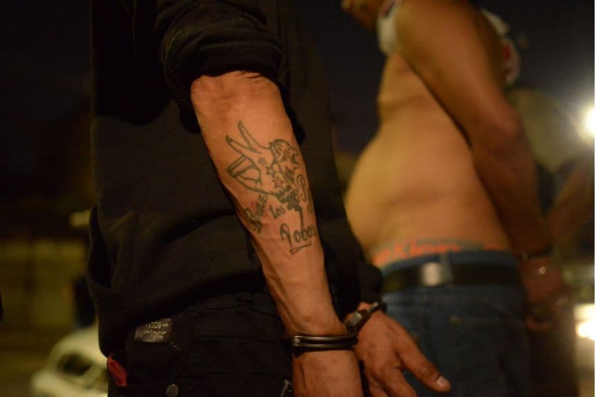 Policía de Ecuador detiene a dos integrantes de Los Lobos por sicariato y extorsión